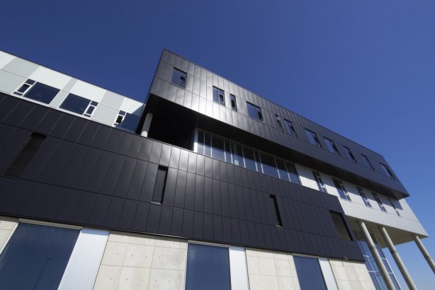 Institut for Byggeri og Anlæg, Aalborg Universitet - Facadepartierne